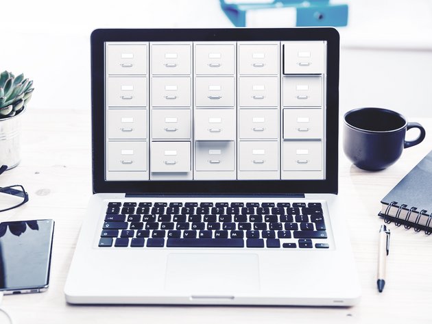 Laptop mit Bild von Aktenschrank