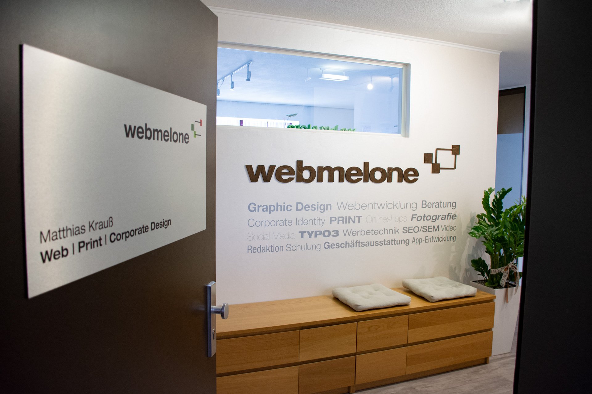 Geöffnete Eingangstür zum Büro der Agentur webmelone in Alzey